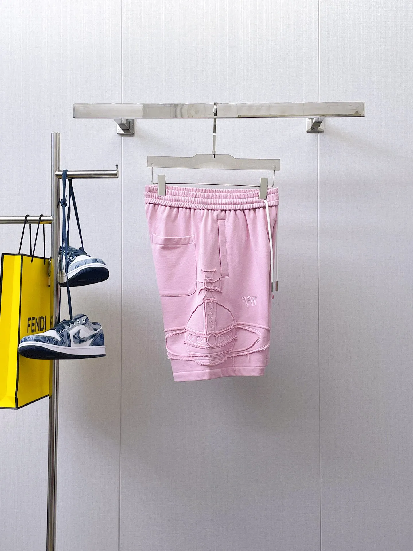 The Queen Mother's three-standard complete 2026 summer New Arrival men's casual shorts, advanced custom-made fabric Breathable fabric, Breathable elasticity and comfort, impeccable details, top-grade accessories, original logo design concept, delicate and soft feel! The upper body fit is awesome! Size: M-XXXL Please state your height and weight when ordering